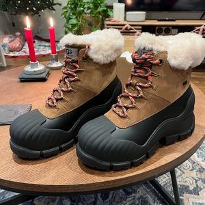 UGG ADIROAM HIKER WOMENS SIZE 8